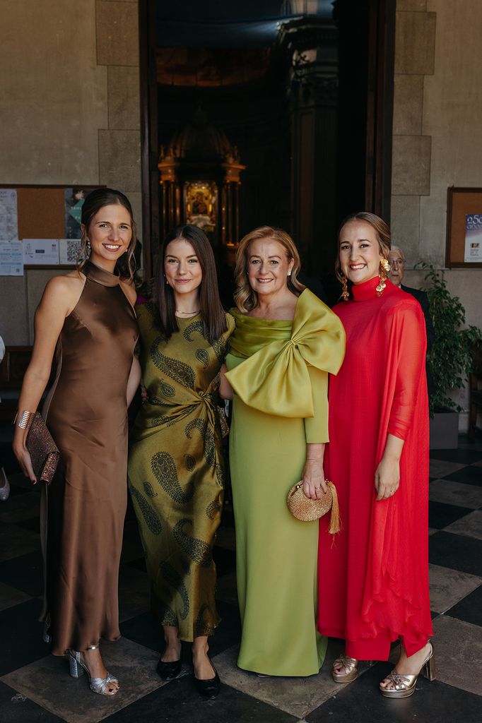 Madrina de boda viral de verde e invitadas