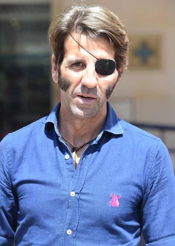 Juan José Padilla ha acudido al hospital San Jorge de Huesca para visitar a Francisco Rivera 
