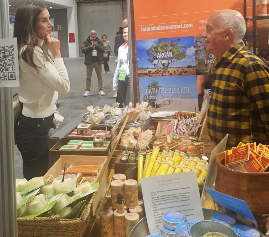La reina Letizia visita el stand de Omamori en BioCultura el 6 de noviembre de 2025