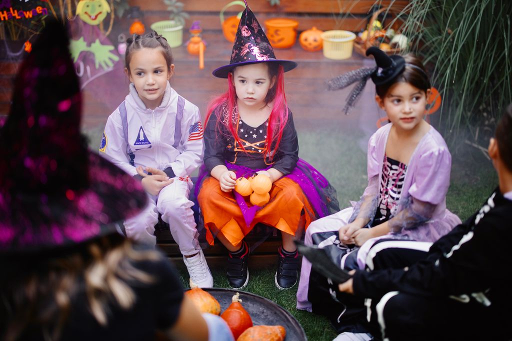 Niña seria en una fiesta de Halloween