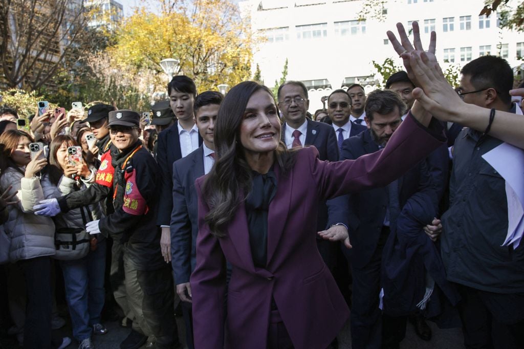 Diversas imágenes de la reina Letizia a su llegada a la Universidad de Estudios Extranjeros, doña Letizia estuvo saludando a los alumnos