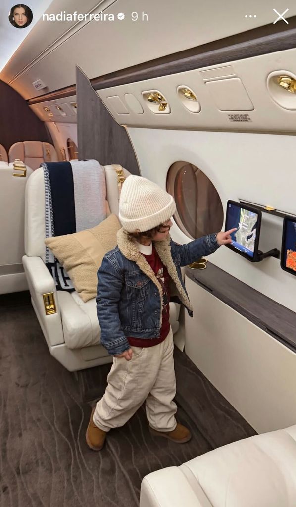 Marquitos, cada vez más grande, luciendo adorable con su look de viaje.