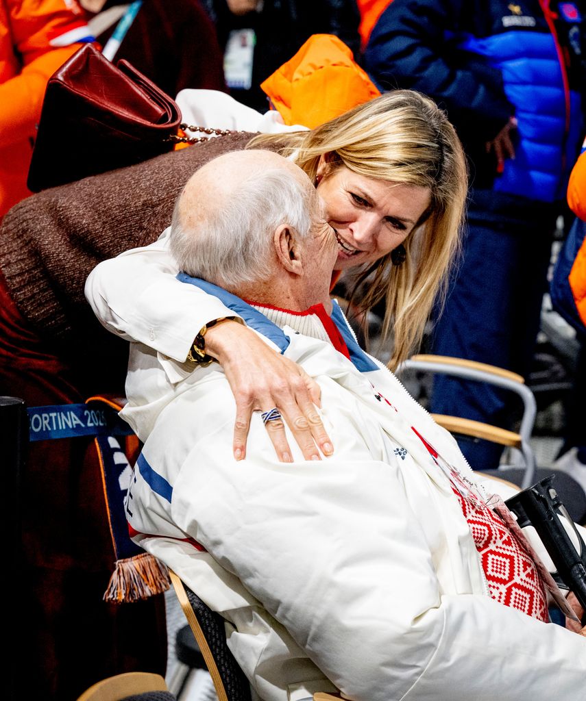 Guillermo, Maxima y Amalia de Holanda saludando a los reyes Harald y Sonia de Noruega en los Juegos Olímpicos de Invierno Milano Cortina 2026