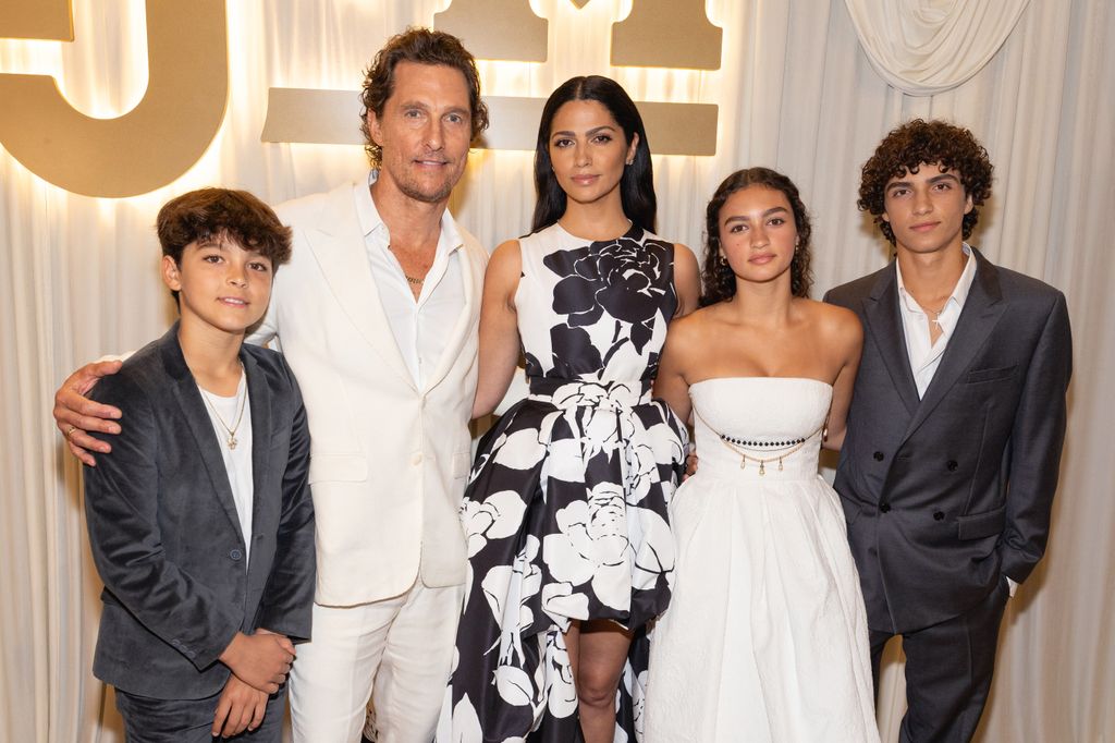 Livingston McConaughey, Matthew McConaughey, Camila Alves McConaughey, Vida McConaughey y Levi McConaughey en la 13a. edición de la gala Mack, Jack & McConaughey Gala el 24 de abril de 2025, en Austin.