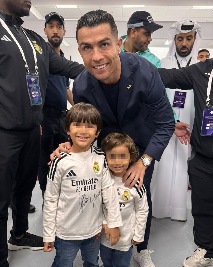 Cristiano Ronaldo posando con los hijos de Fernando Verdasco