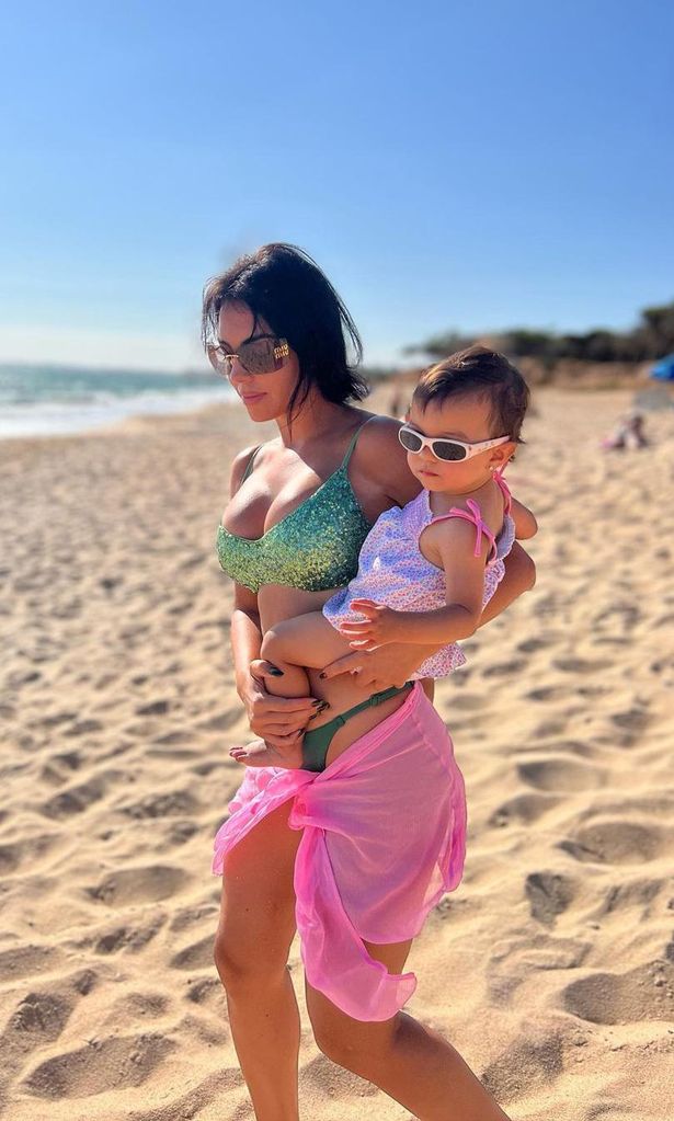 georgina rodr guez y sus hijos en la playa
