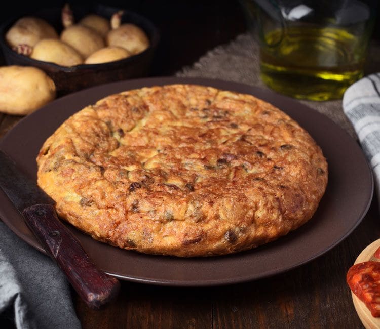 Tortilla de chorizo y aceitunas negras