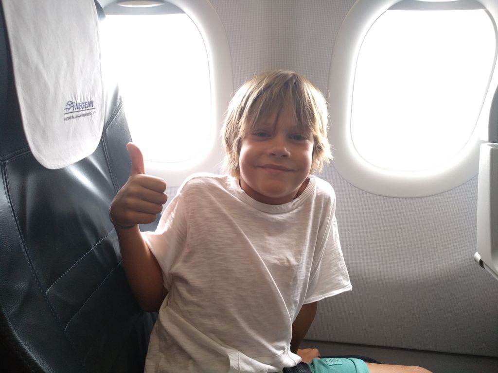 Max en un avión saludando