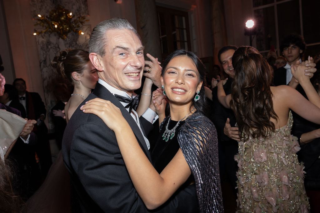 Alexandra Moxey, de Lanvin, bailando con su padre, Louis p. Moxey