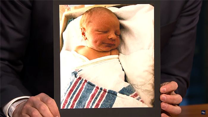 La mujer del presentador Seth Meyers da a luz a su segundo hijo en la entrada de su casa