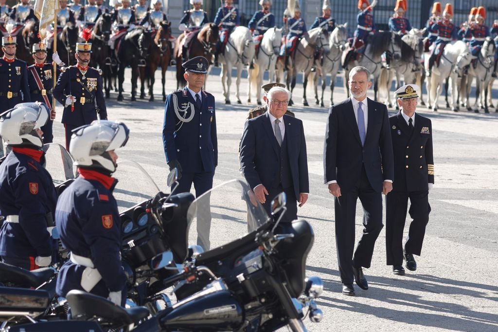 El rey Felipe pasa revista a las tropas con Frank Walter Steinmeier

