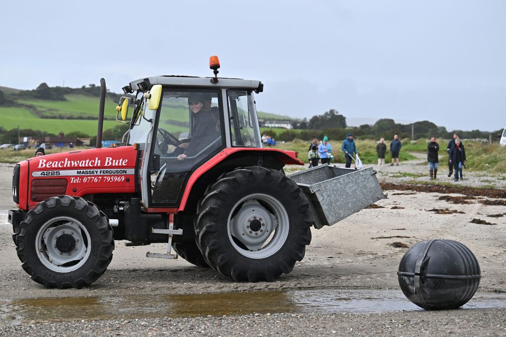 La Princesa de Gales sobre un tractor