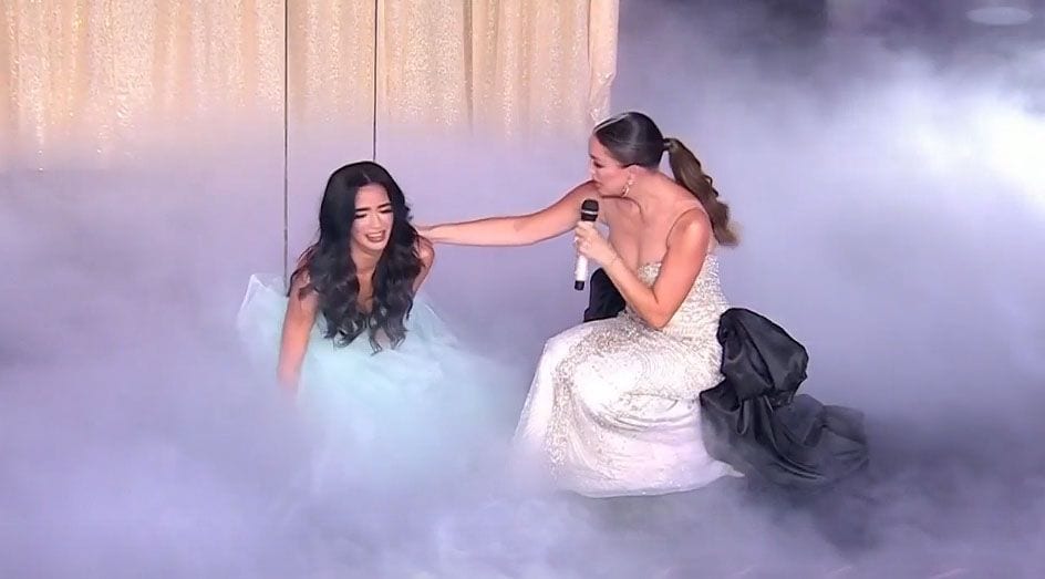 Jacky Bracamontes se acercó a Laura Pérez, segundos después de que cayó al piso. 