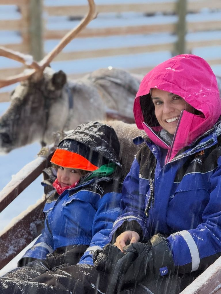 Tania Rincón y Amelia en un recorrido en trineo.