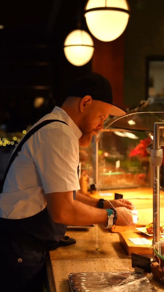 El chef César Zapata honra sus raíces colombianas a través de sus sabores. 