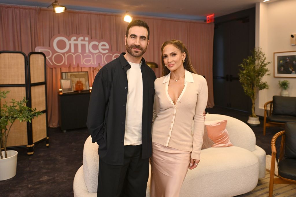 Brett Goldstein y Jennifer Lopez coincidieron en la cinta 'Office Romance'