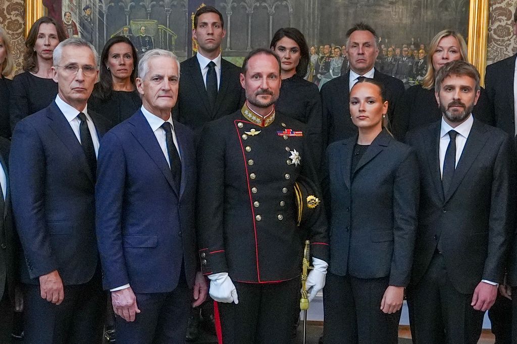 El rey Haakon VIII preside el Consejo de Estado junto a la princesa heredera