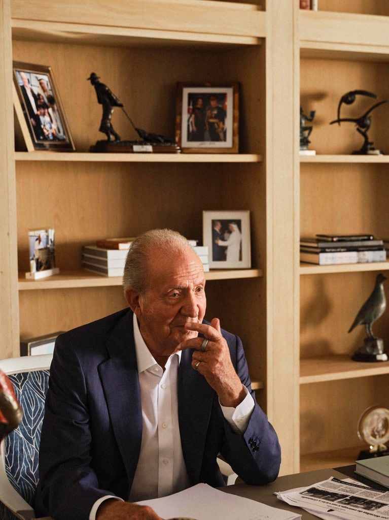 El rey Juan Carlos en su despacho, pensativo