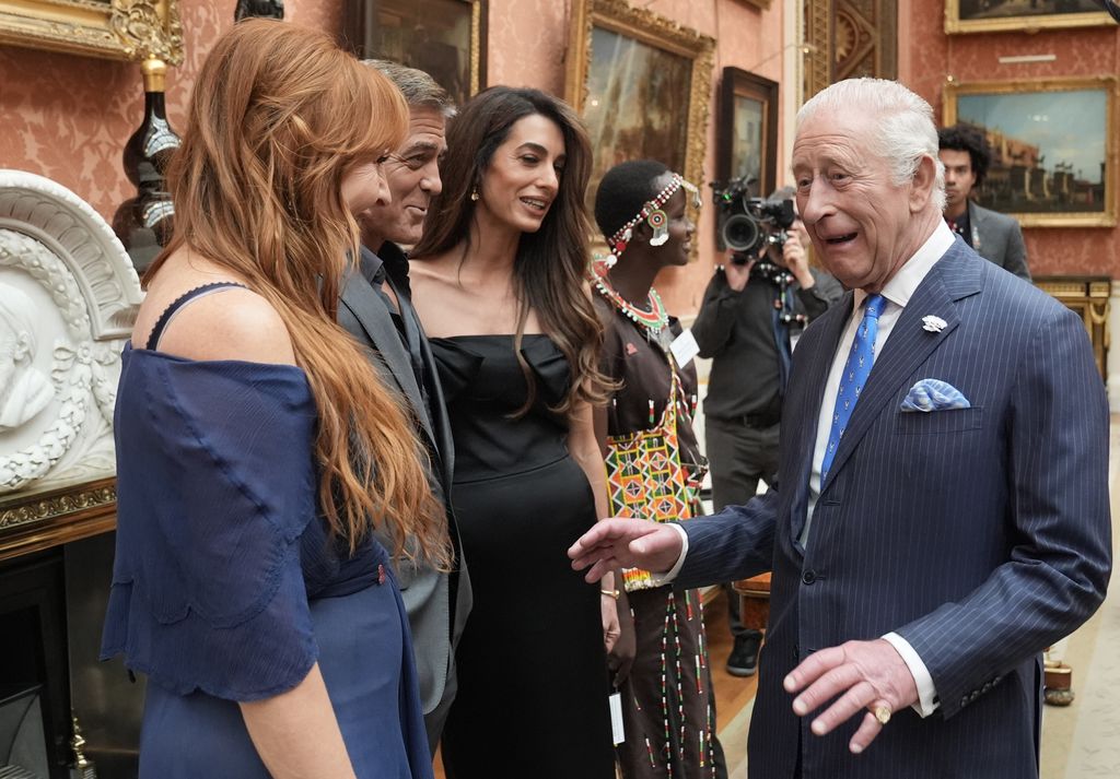 George Clooney y su mujer, Amal Clooney, junto a Carlos III