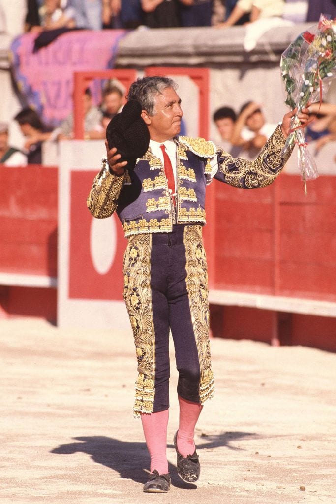 El torero sevillano Paco Camino dando la vuelta al ruedo 