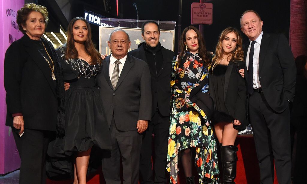 Salma Hayey y su familia