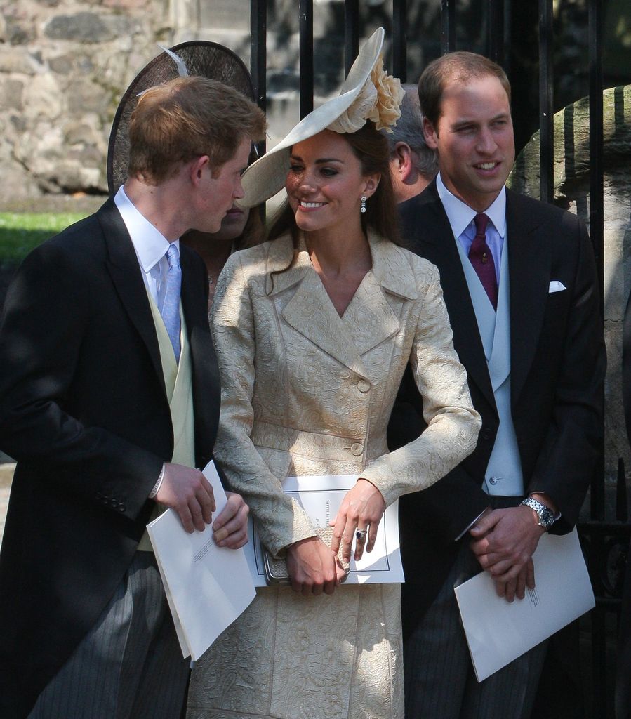 El príncipe Harry, Kate Middleton y el príncipe William salen de la boda de Zara Phillips y Mike Tindall en Edimburgo (julio de 2011).