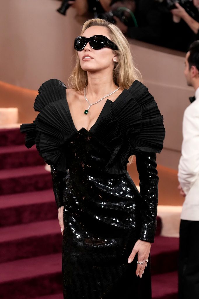 Miley Cyrus a su paso por la alfombra roja de los Golden Globes 2026