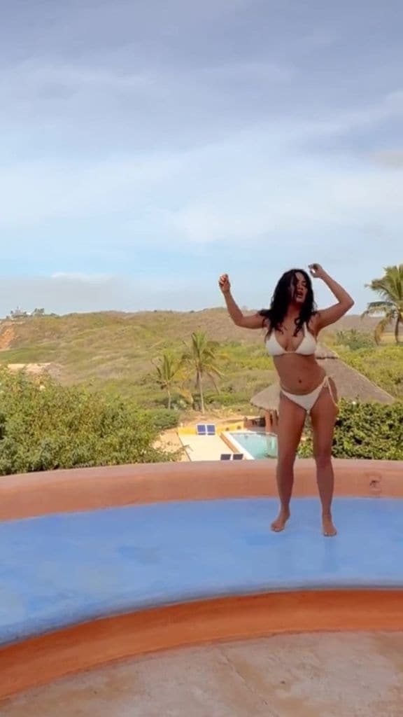 Salma Hayek presumió sus mejorespasos de baile durante una sesión de fotos para la edición Swimsuit de la revista Sports Illustrated México.