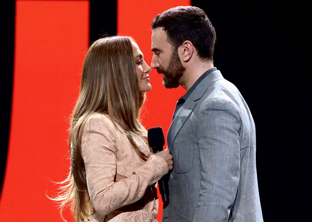 Jennifer Lopez y Brett Goldstein en un evento de Netflix en Nueva York el 13 de mayo de 2026