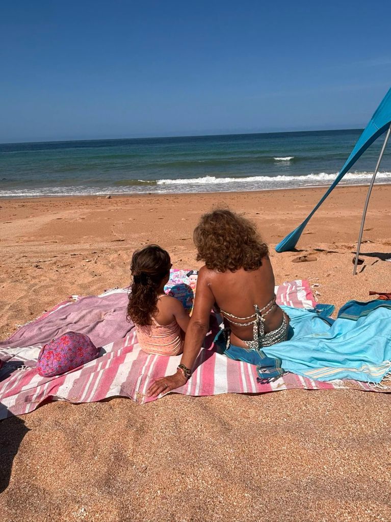 Un dia de playa de nieta y abuela