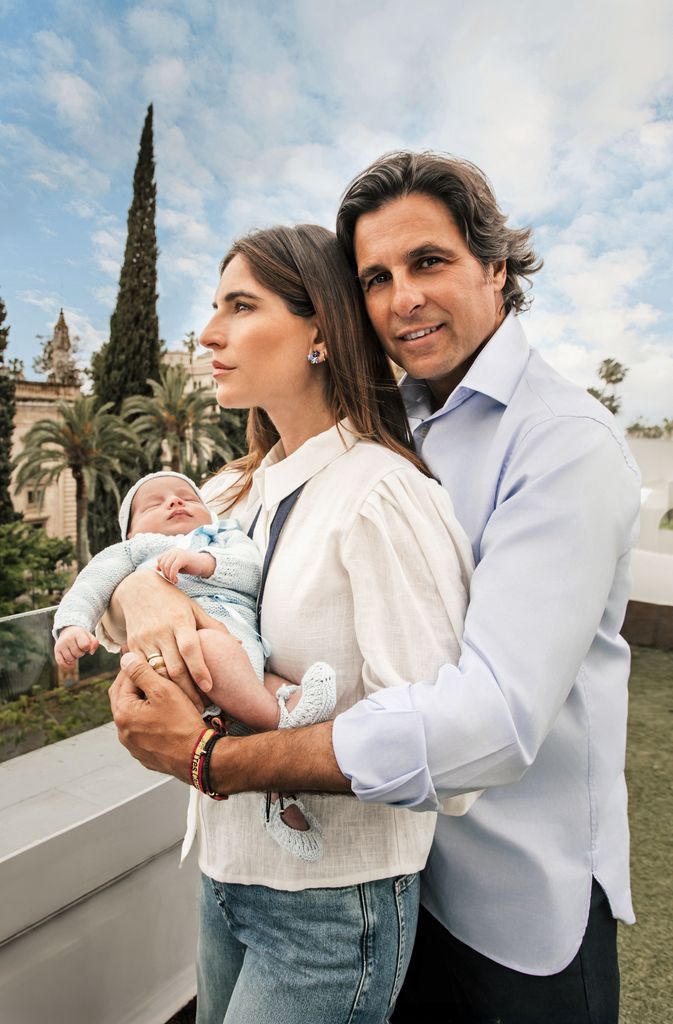Francisco Rivera abrazando a su mujer, Lourdes, que lleva a su hijo en brazos