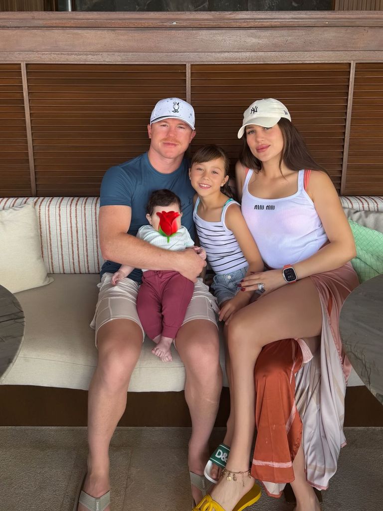 Saúl 'Canelo' Álvarez y su esposa Fernanda Gómez posaron con sus dos hijas, María Fernanda y Eva Victoria.