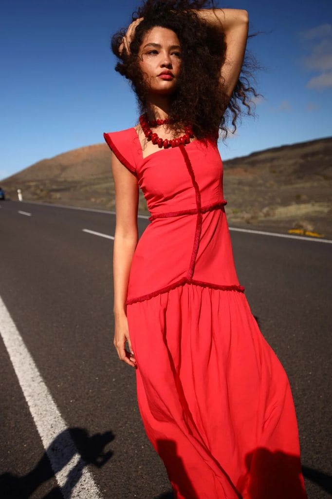 Vestido de invitada de lino en color rojo con ribete desflecado
