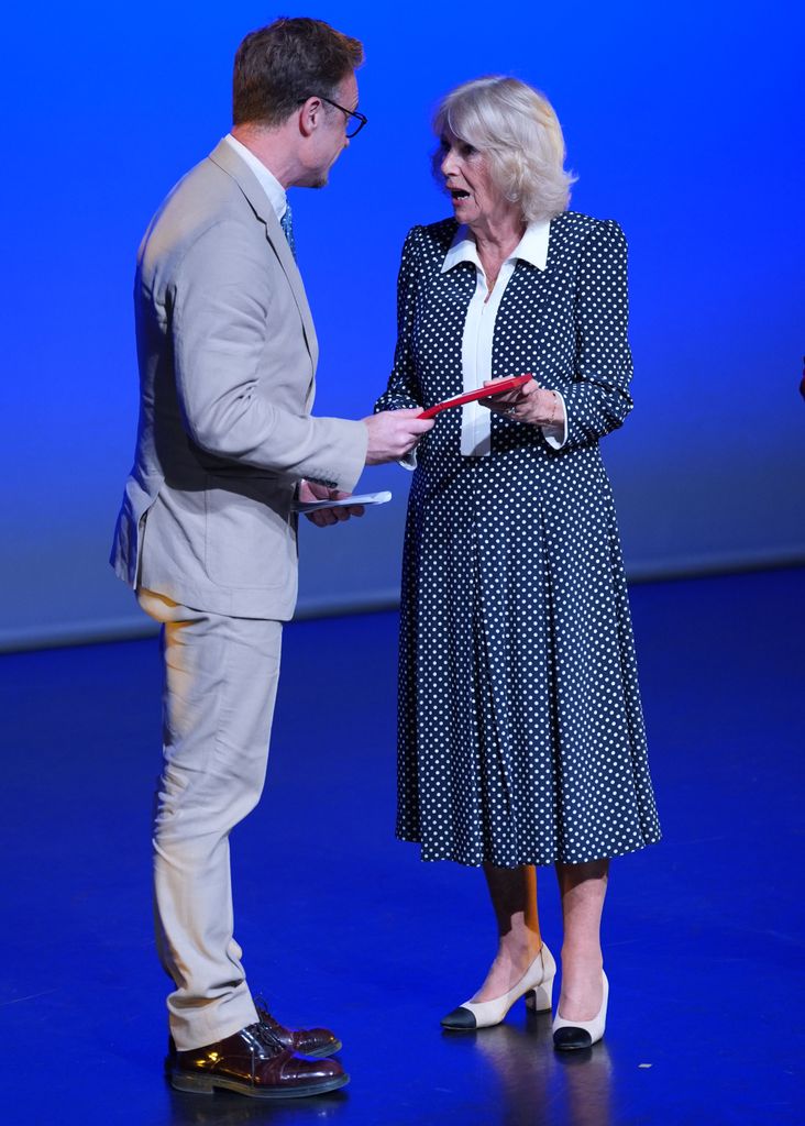 La reina Camilla, durante su visita a la Real Academia de Danza en Londres