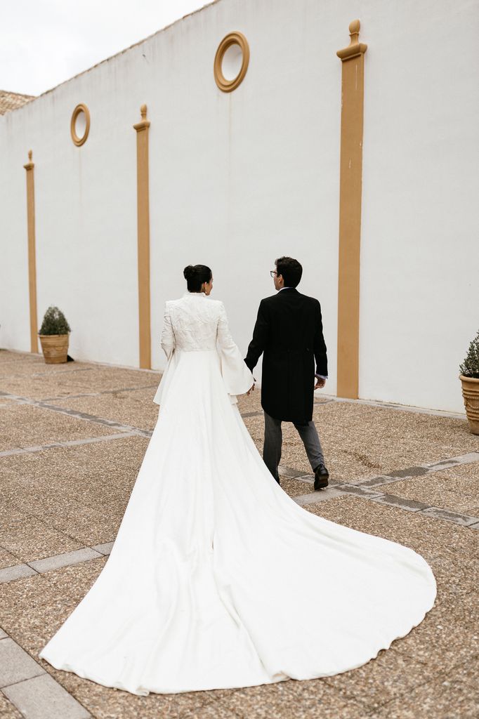Vestido de novia con abrigo de Valenzuela Atelier