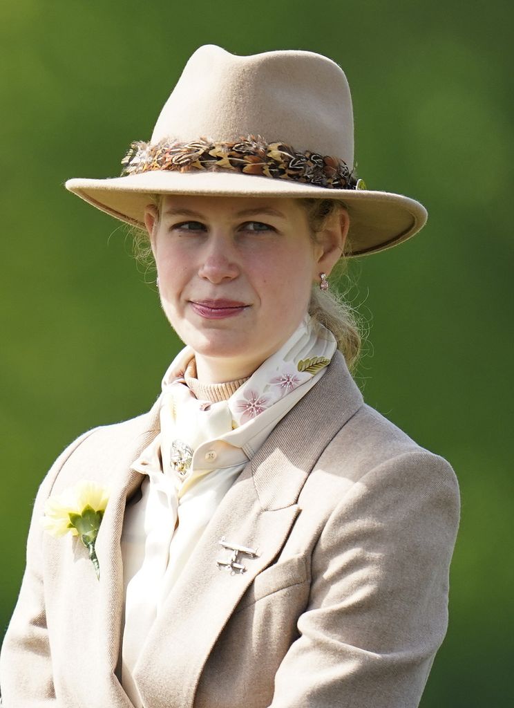 Luisa Mountbatten-Windsor con look beige