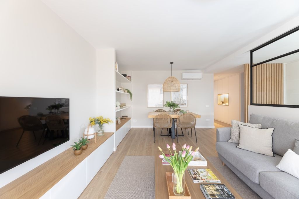 Salón luminoso con sofá en gris. 