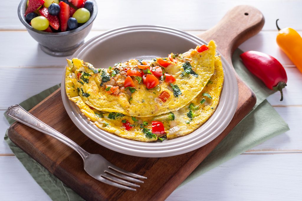 Omelette de espinacas, jitomate y pavo