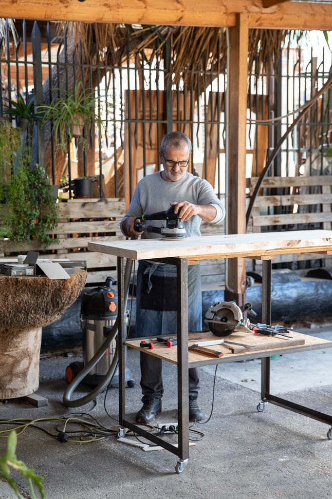 David Cruz, escultor de formación y artesano de la madera