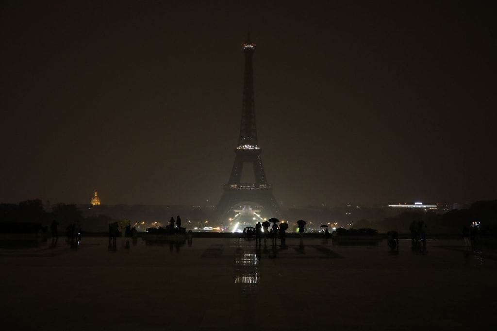 Las luces de la Torre Eiffel serán apagadas en memoria del Papa Francisco. Esta imagen, del 2 de octubre de 2017, retrata a la famosa torre con las luces apagadas por las víctimas de los ataques terroristas en Las Vegas y Marsella. 