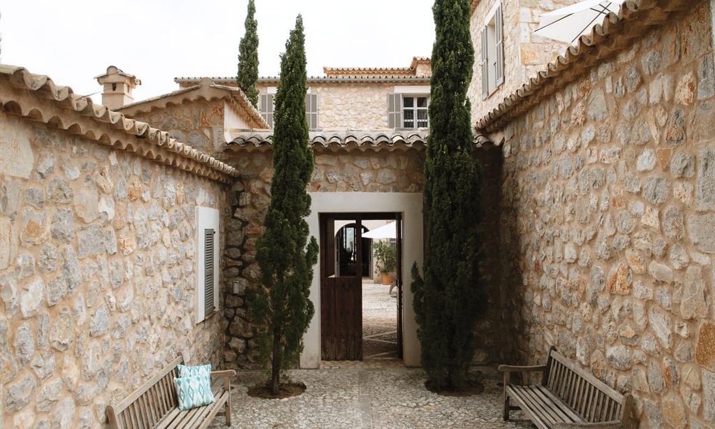 Andrea Pascual posa en su casa de Mallorca en ¡HOLA! Living