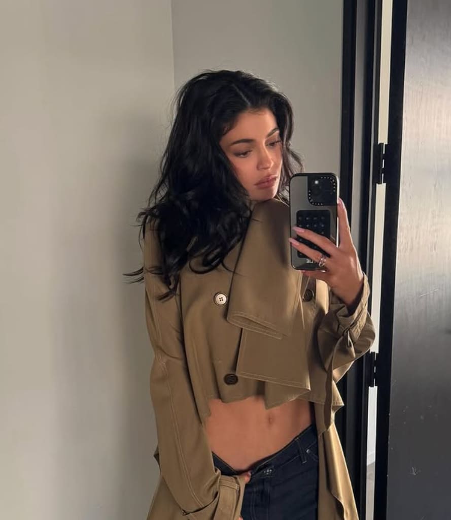 Kylie Jenner mantiene su cabello en ondas naturales. 