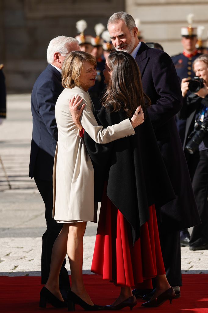 Recibimiento de los Reyes en el Palacio Real al presidente alemán y la primera dama 