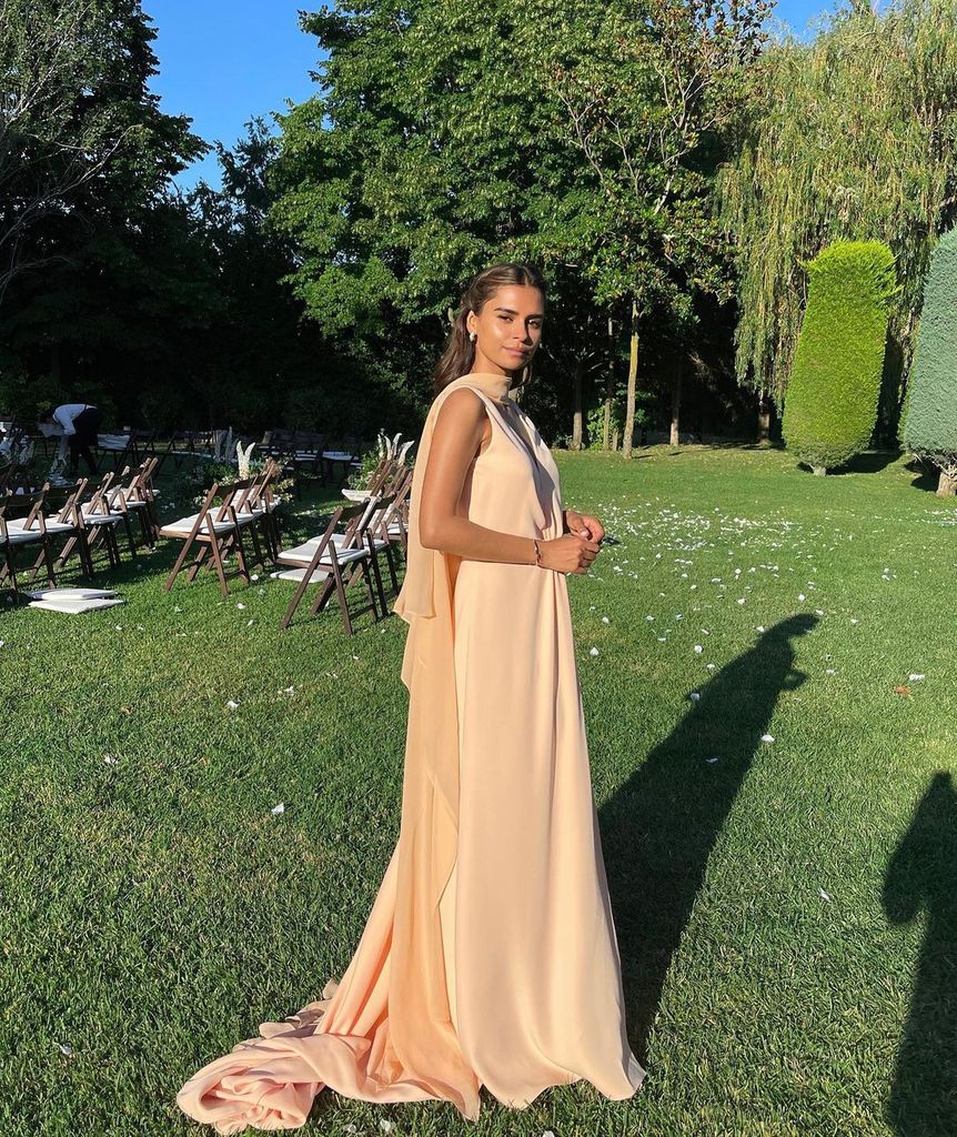 12-looks-de-invitada-con-capa-para-inspirarte-y-triunfar-en-todas-las