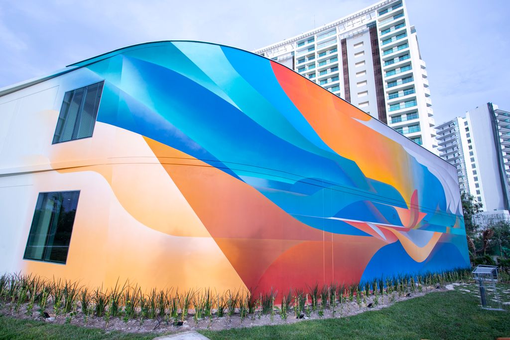 El mural titulado "Pájaro de Fuego" forma parte de las áreas comunes de SLS Residences.