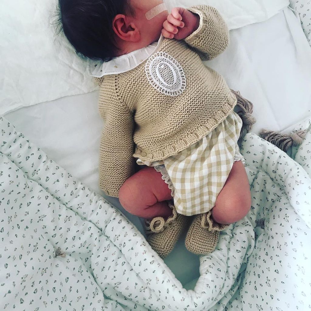 Primera foto de Olivia en redes, con apenas unos días de vida