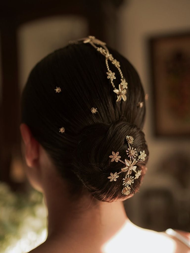 Moño joya peinado para novias en las bodas