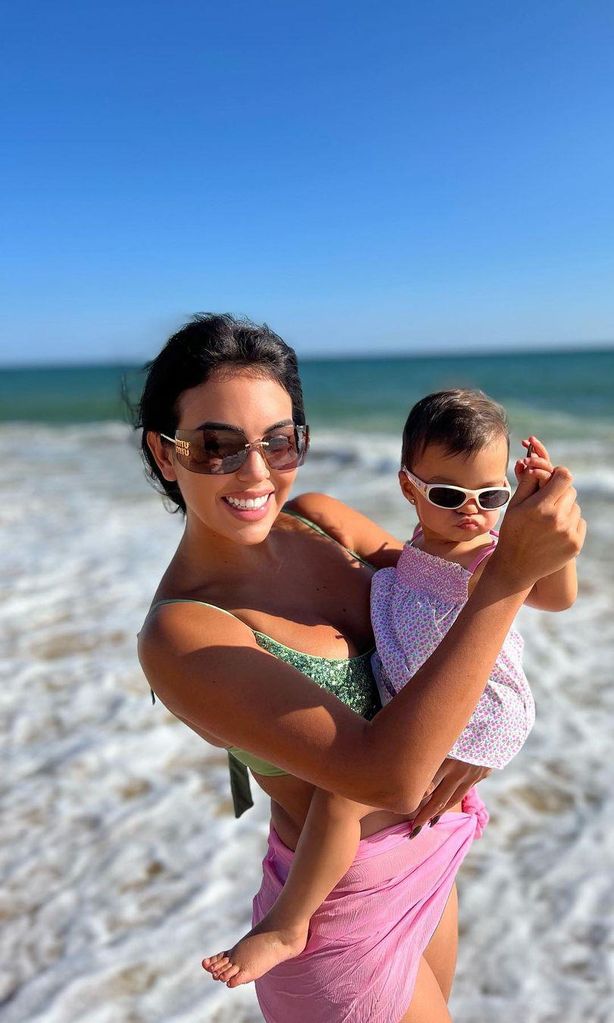 georgina rodr guez y su familia en la playa