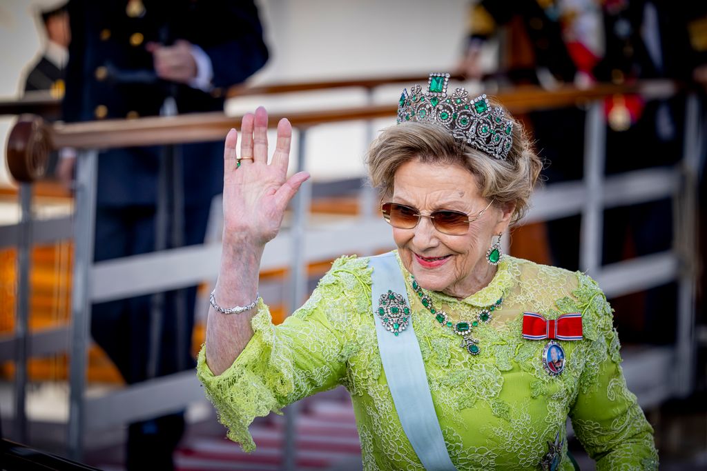 Sonia de Noruega el pasado abril llegando en barco a Estocolmo para el 80 cumpleaños del rey Carlos Gustavo de Suecia