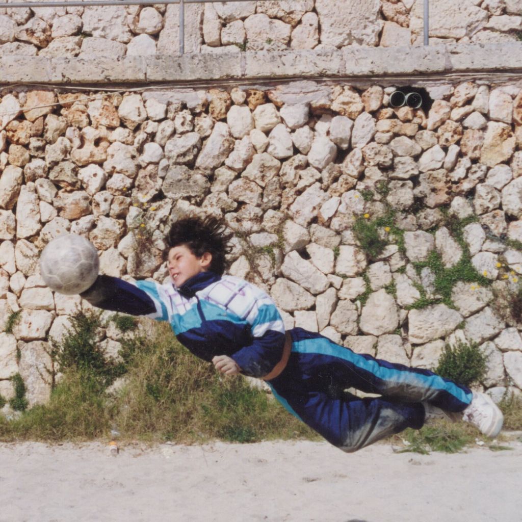 Rafa Nadal jugando de portero cuando era niño
